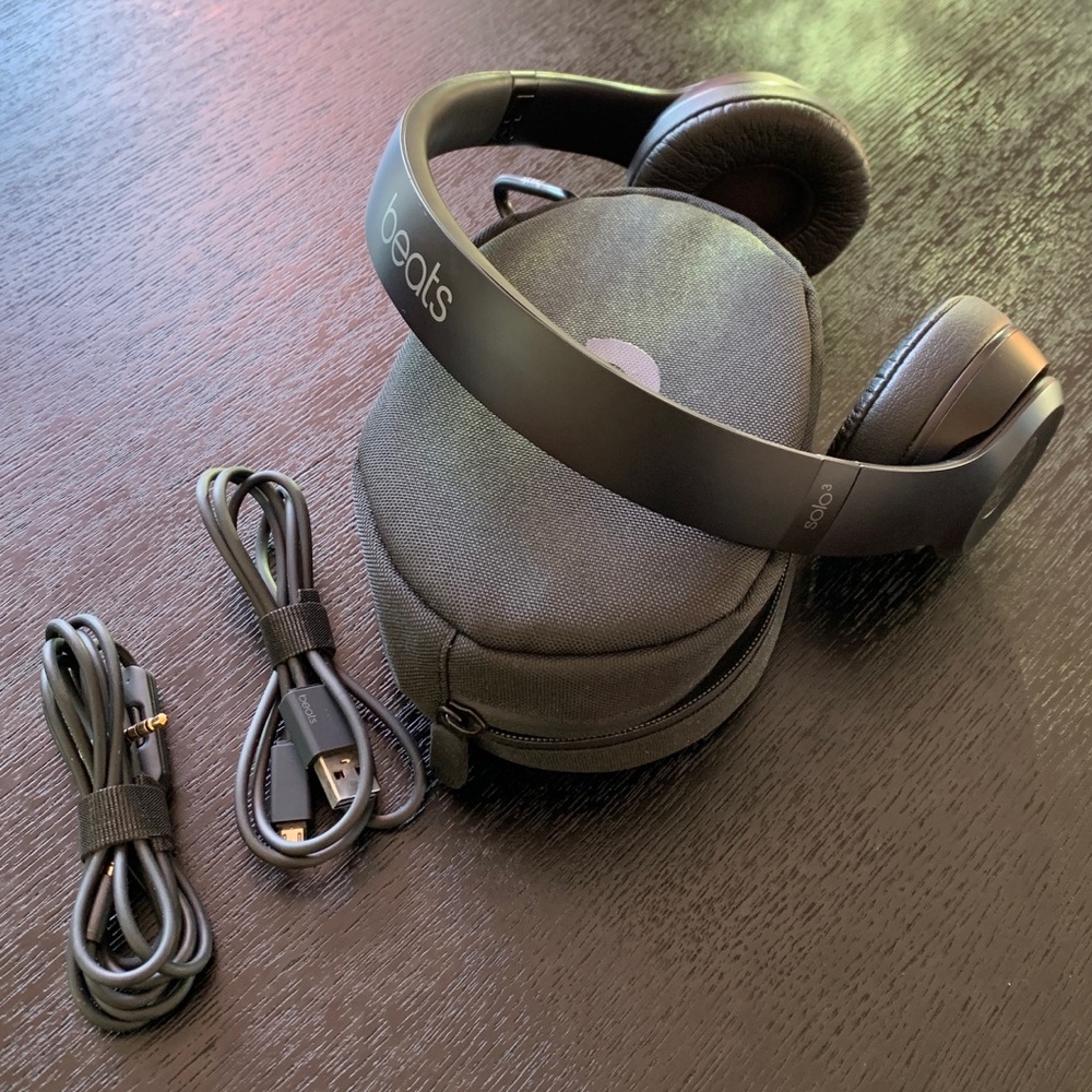 Apple Beats Solo3 Wireless Headphones with case